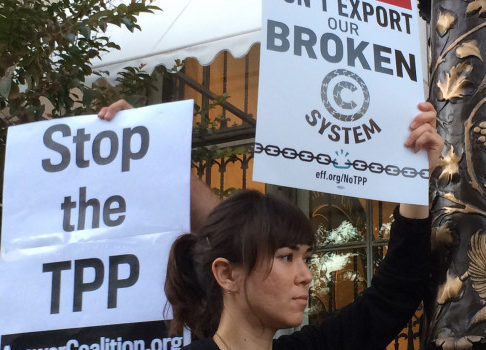 Anti-TPP-protest-at-Washington-D.C.-Chamber-of-Commerce