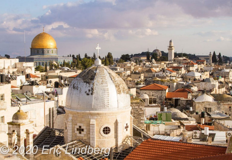 An iconic symbol of Old Jerusalem visible from many places in the city, the golden Dome of the Rock at the Temple Mount is an important site in both Judaism and Islam.