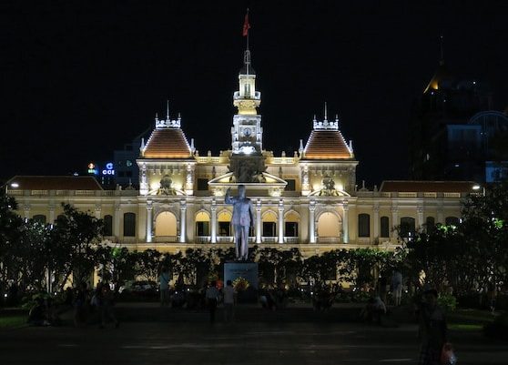 Saigon City Hall, Ho Chi Minh Statue