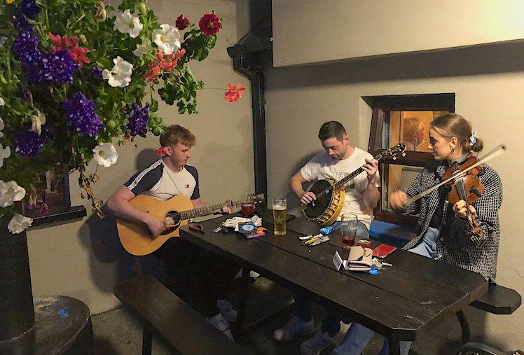 musicians in Irish pub