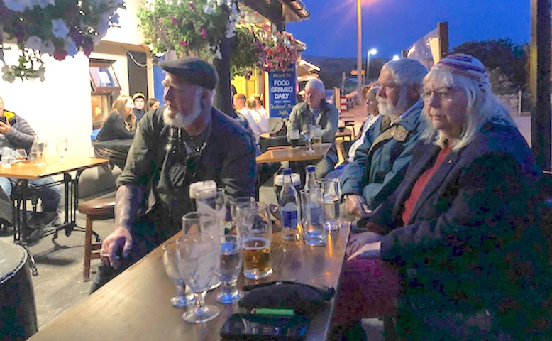 Irish enjoy music in pub