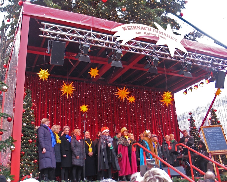 Christmas Carols set the stage at the Cologne Christmas marrket