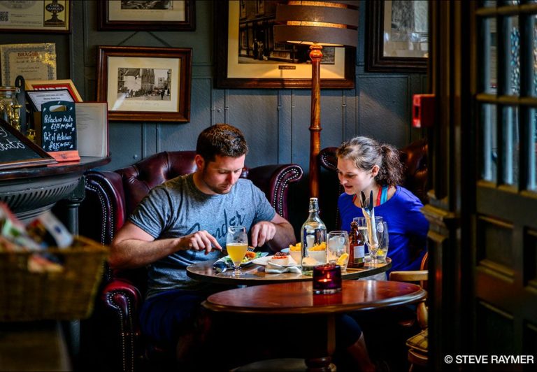 Man-and-Woman-Eating-in-Pub