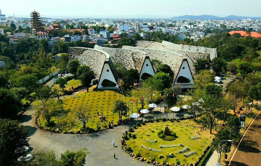 The World Coffee Museum opened in 2018 on a low hilltop in the heart of Buôn Ma Thuột. Its architecture resembles a stylized series of Ede long houses. 