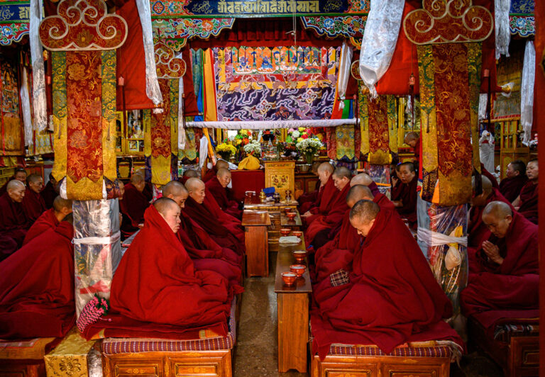The Canggu Nunnery, the only Buddhist nunnery in Lhasa, is tucked into a hidden area near the city’s center. Every day from 8 am to 6 pm, the nuns chant and study. Believers bring their chanting needs, such as prayers for their families’ health and prosperity.