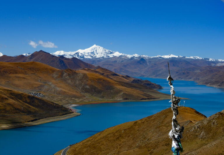 Yamdrok Lake, roughly two hours from Lhasa on the Friendship Highway, is one of the three sacred lakes in Tibet and is regarded as the most beautiful. It is said that if its waters dry, Tibet will no longer be habitable.