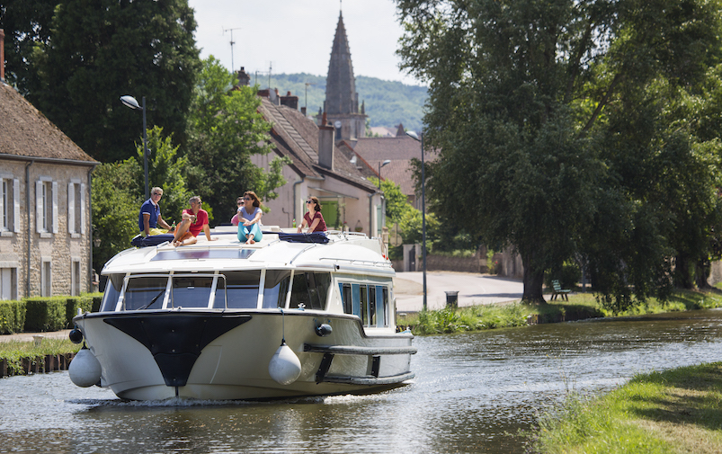 Hire boats cruise several rivers throughout the Aquitaine.