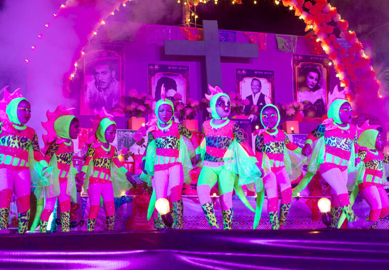 The stage in the main square, Explanada Municipal, presents performances by children aged five and up. This group of youngsters dressed in neon green dinosaur costumes presented a choreography of music and dance synchronized with song and dance.