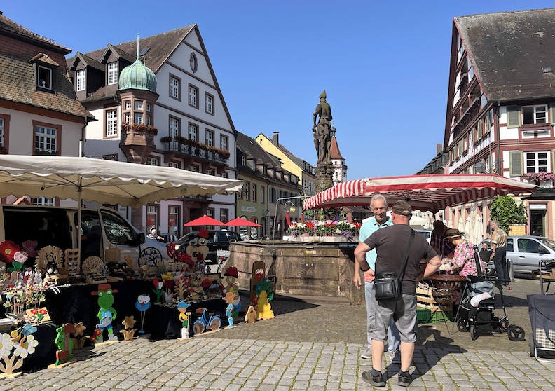 A market in front of Gengenbach's town hall on Marktplatz takes place every Wednesday and Saturday.