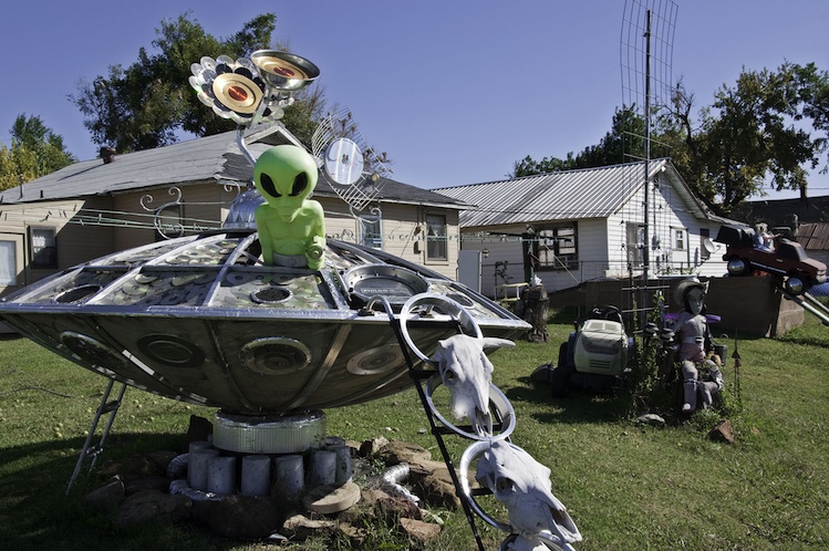 Stroud Oklahona alien sculpture.