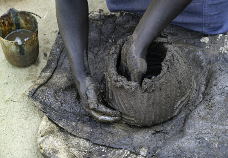 The Ari are renowned for their artistic skills. Women excel in pottery and basket weaving, often using natural colors and intricate designs. Ari men are skilled blacksmiths, producing tools and ornaments sold in local markets.