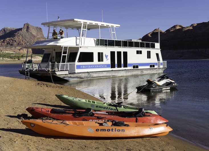 Houseboat anchored in Oak Canyon.