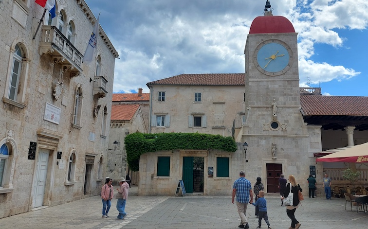 Trogir’s three-story Town Hall, decorated with coats of arms, is located on the main square opposite the 14th-century loggia and adjacent clock tower. 