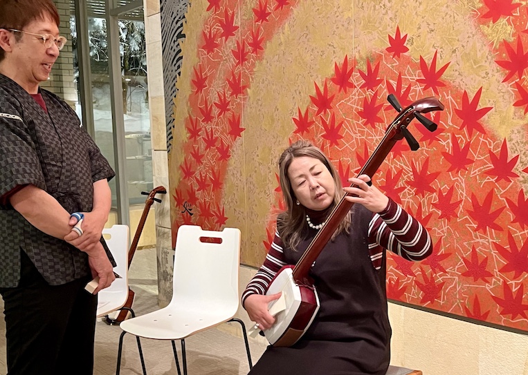Hotel guests at Kai Tsugaru OR can sign up for short shamisen lessons.