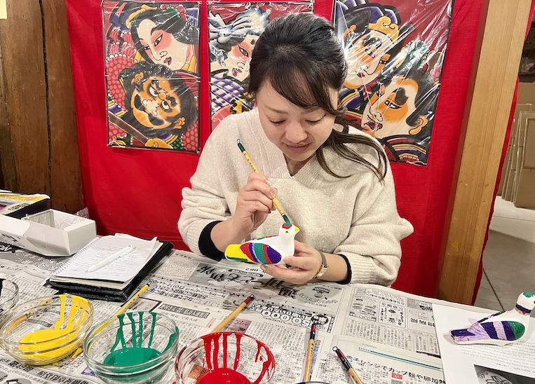 Neputa Village in Aomori offers visitors several craft experiences, including decorating clay pigeons with white, purple, red, green, and yellow paints, a color combination not seen anywhere else in feudal Japan.