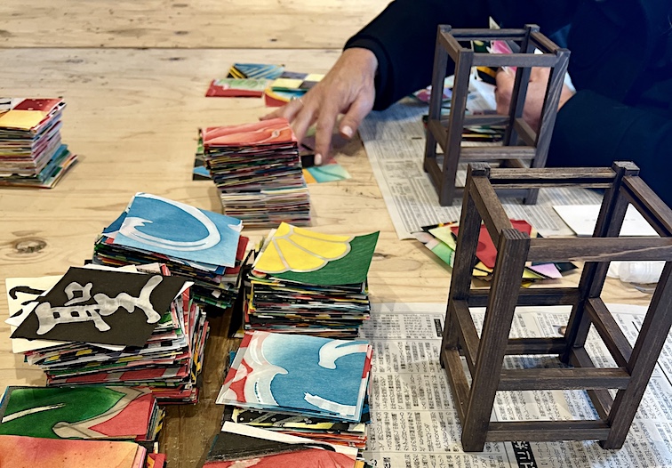 Japanese paper (washi) recycled from hand-painted floats in Aomori Prefecture’s Neputa Festival finds new purpose at Idodori, a shop in Kuroishi City where visitors can turn them into lampshades and fans.