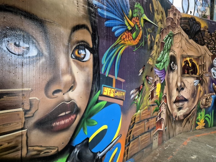 Murals depicting before and after Medellín.